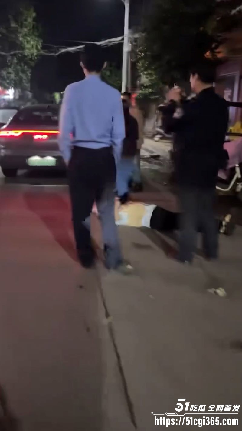 公共厕所一男一女激战正酣被警察敲门围堵 3