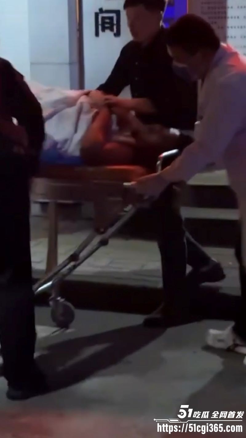 公共厕所一男一女激战正酣被警察敲门围堵 5