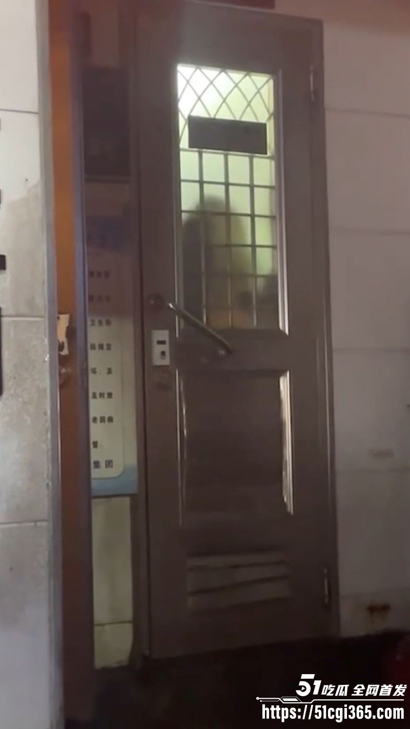 公共厕所男女激战正酣 被警察敲门围堵 厕所抬出位非洲女人 过程中竟还有醉鬼寻衅挑事 神剧情电视剧都演不出！