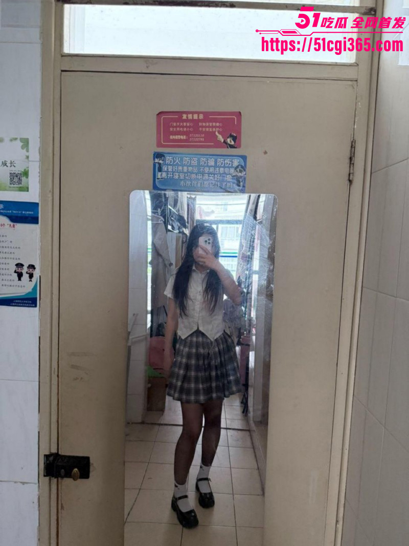 江苏盐城05年学生妹 陈思雅 为取悦金主释放母狗奴性 被调教露出宿舍自慰尺度超大！