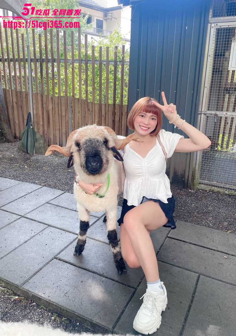 大眼短发妹 邓芷珊 3p做爱调教视频曝光 道具自慰深喉舔屌 妥妥的反差骚逼！