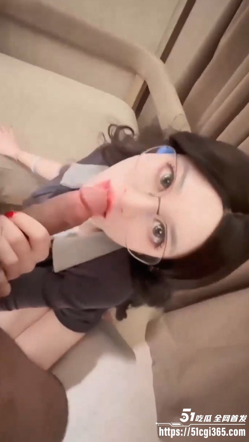 御姐眼镜娘沙发自慰颜射视频04