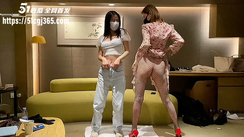 极品美女模特 双飞私拍福利 黑丝渔网高跟撩人 一字马撅臀掰穴 摄影师全程记录火辣互动顺势双飞！