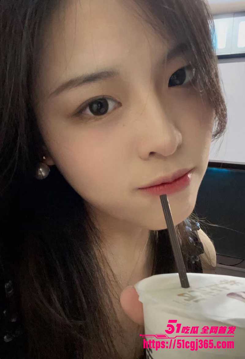 青岛大学美女研究生 上课偷掀内衣露奶捏乳 扒开臀瓣露菊花 玩舔肛喷尿被后入爆操 学历越高玩的越骚！