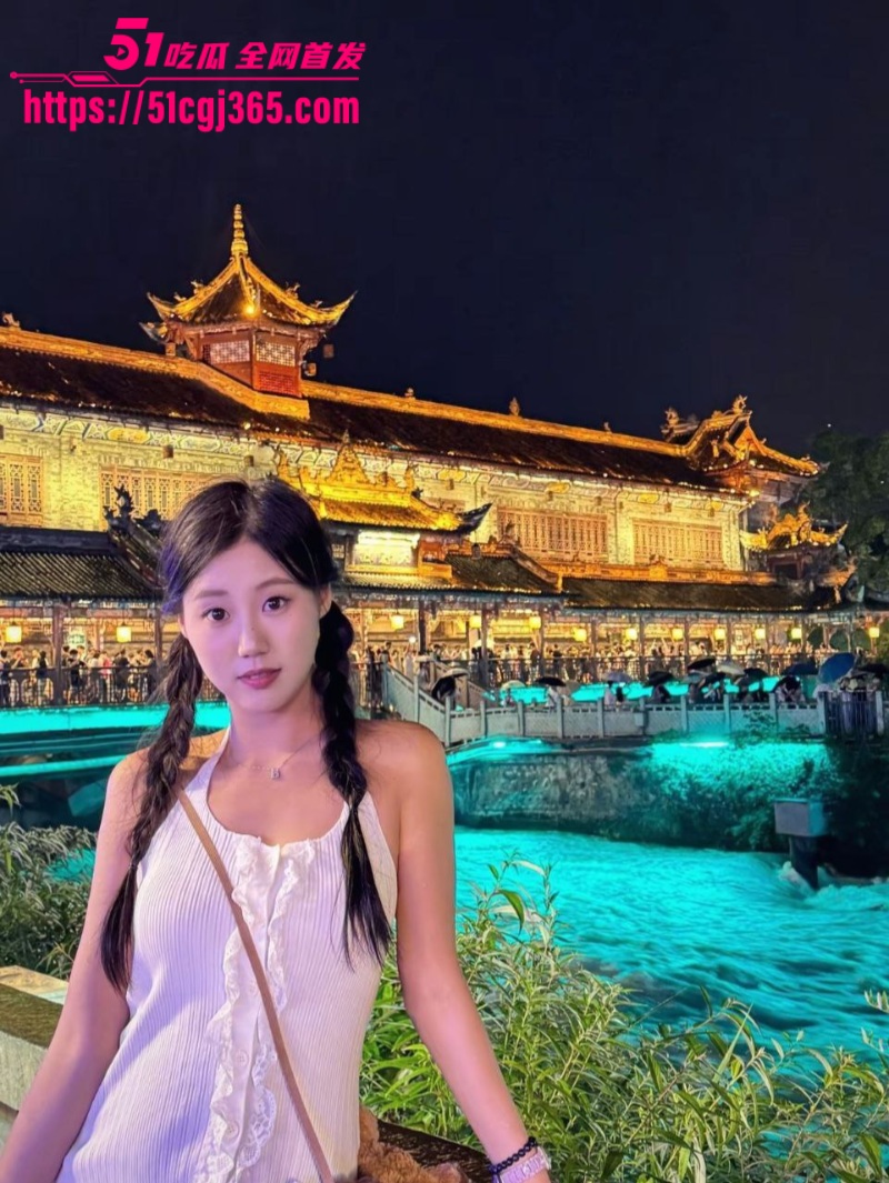 成都高颜值尤物 于晨曦 被男友双指扣穴狂插淫水四溢喷溅 口交深喉后入女上骑轮番上阵 十足的性瘾母狗！
