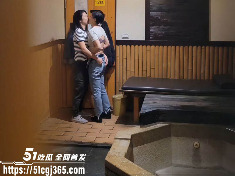 高档温泉酒店针孔盗摄女同洗澡实录！闺蜜抱吻脱衣曲线玲珑 极品大奶精致面容令人欲罢不能！