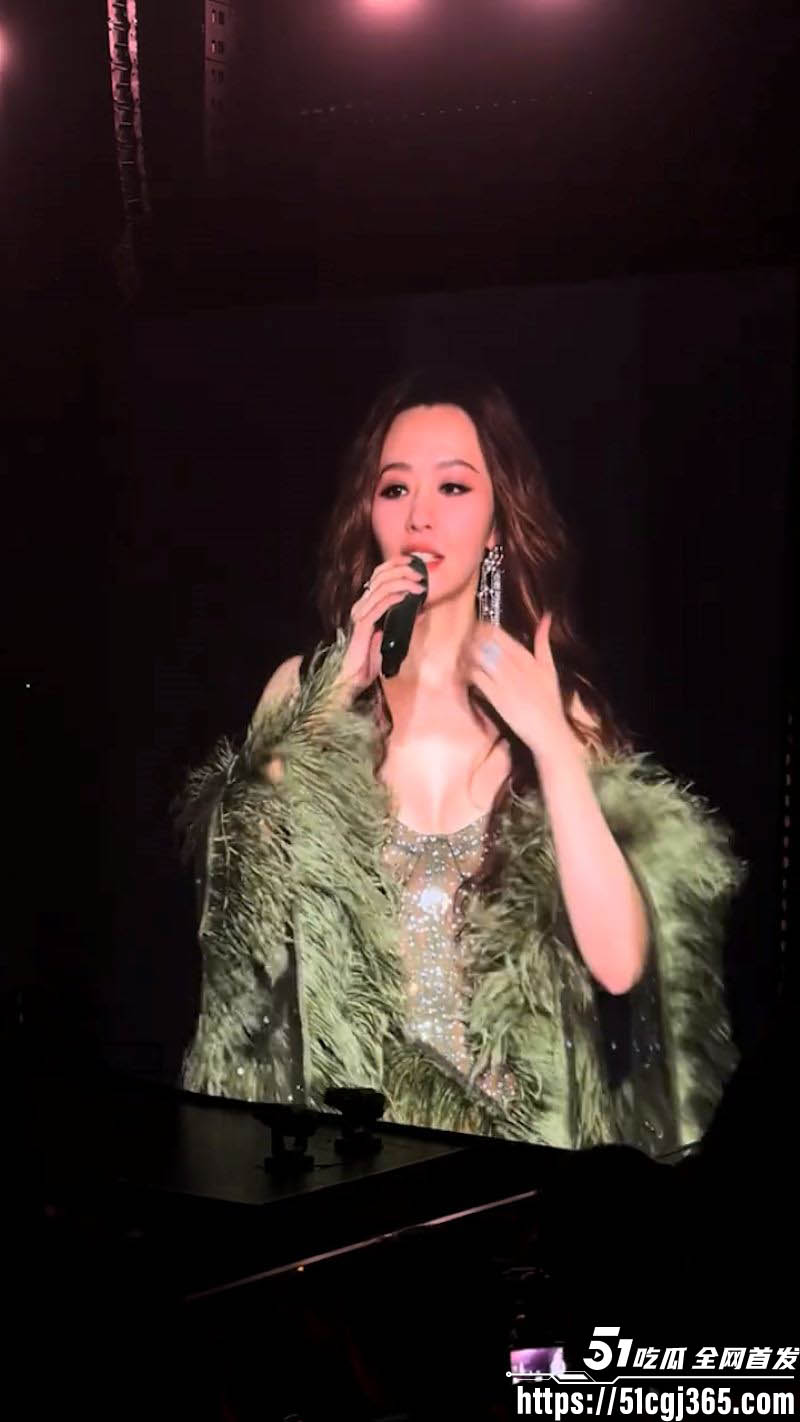 张靓颖西安演唱会生日夜惊摔2米台 3