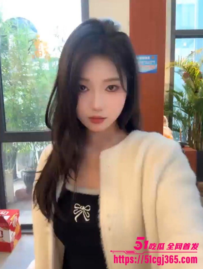 清纯小美女性爱视频流岀 完美颜值肤白如雪 床上骚浪口交肉棒 女上骑乘翘臀摇曳 无套狂插精液射嘴！