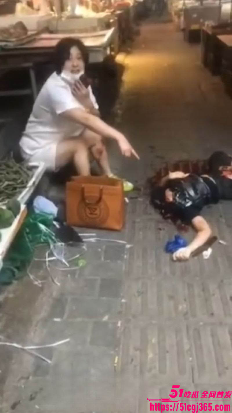 重庆砍人惊魂！女子因爱生恨错认老公侄女为小三 刀砍头腹肠流一地尸首分离 血腥现场围观者尖叫！