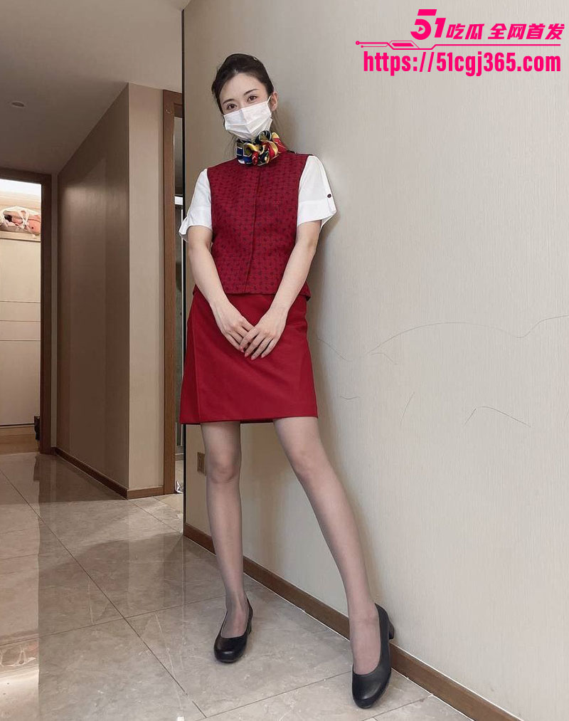 东方航空极品空姐 飞机邂逅金主老头私下淫乱交易 口交足交极致榨精 身穿制服黑丝被后入狂操骚逼！