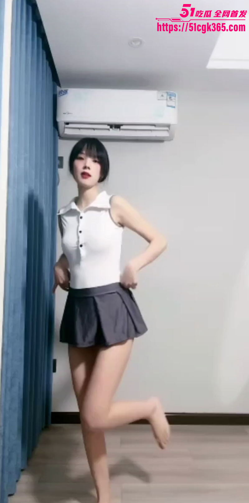 清纯大学生与金主1v1裸聊视频流出 身材纤细性感妖娆 床上揉乳扭臀 道具自慰呻吟不断！