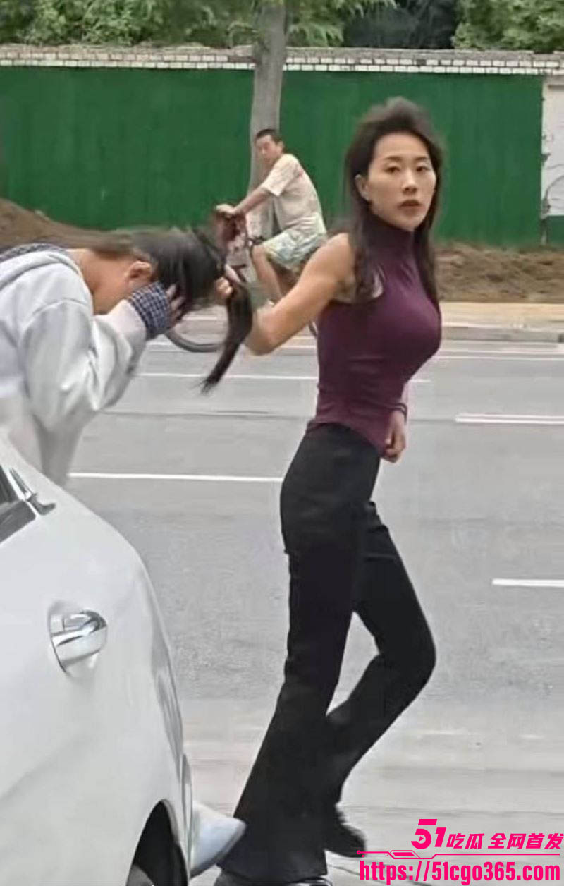 学生妹当小三被原配抓奸 马路扯发骑脸狂打 身材火辣老婆绿帽戴稳 现场无比炸裂！