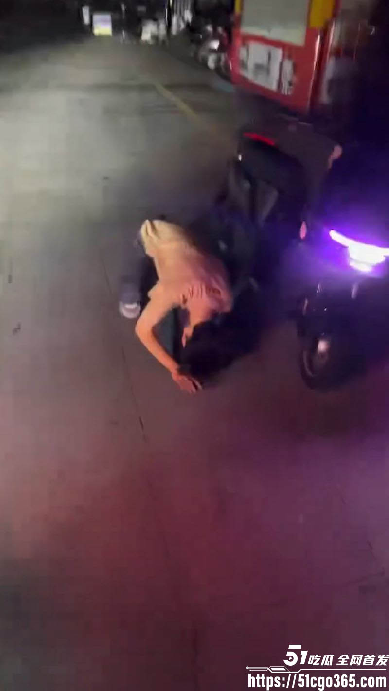 精神小伙打女孩反被刀妹捅穿 4