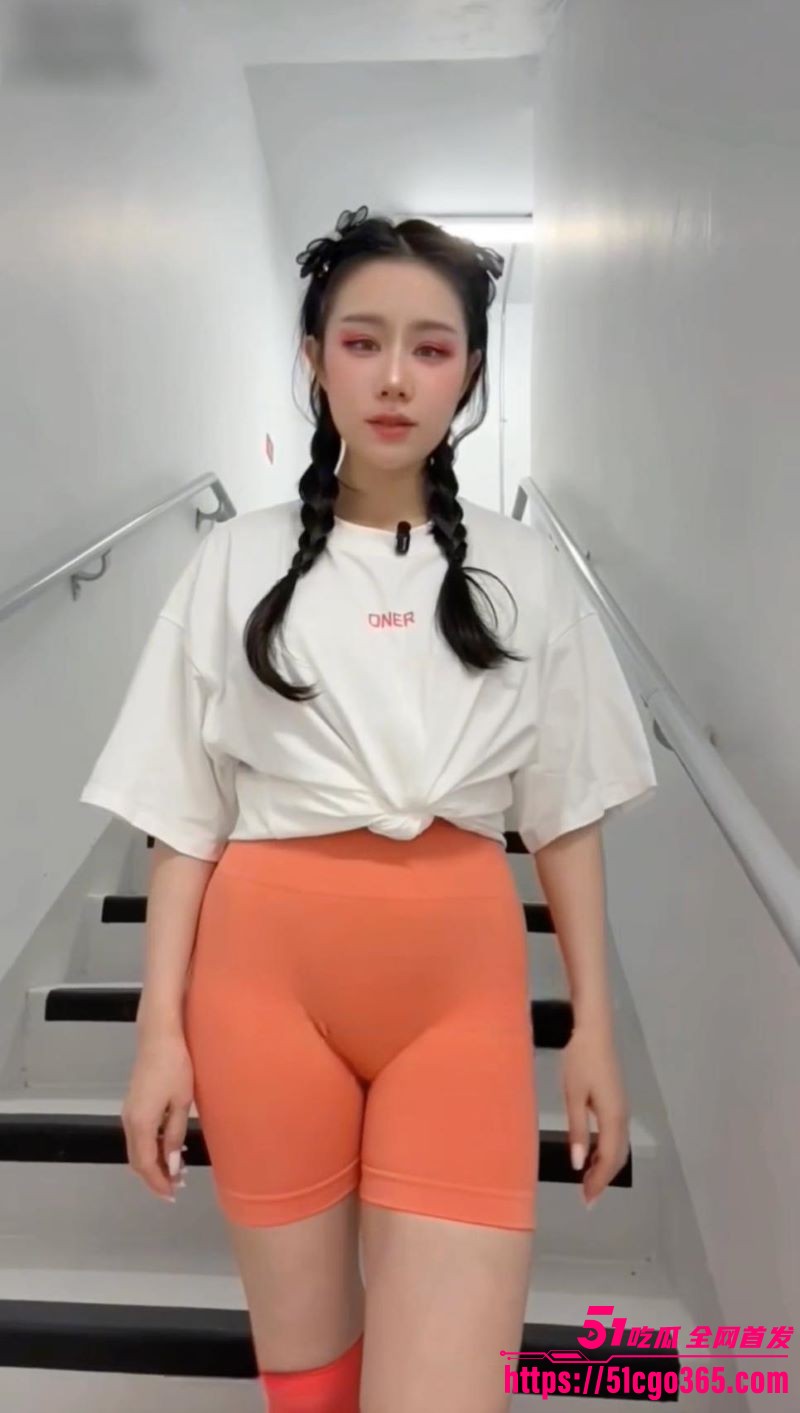 推特巨乳熟女 汐梦瑶 楼道露出新作 H杯豪乳晃荡肥臀蜜桃高撅 红丝撕裂喷汁深插 浪叫不断！