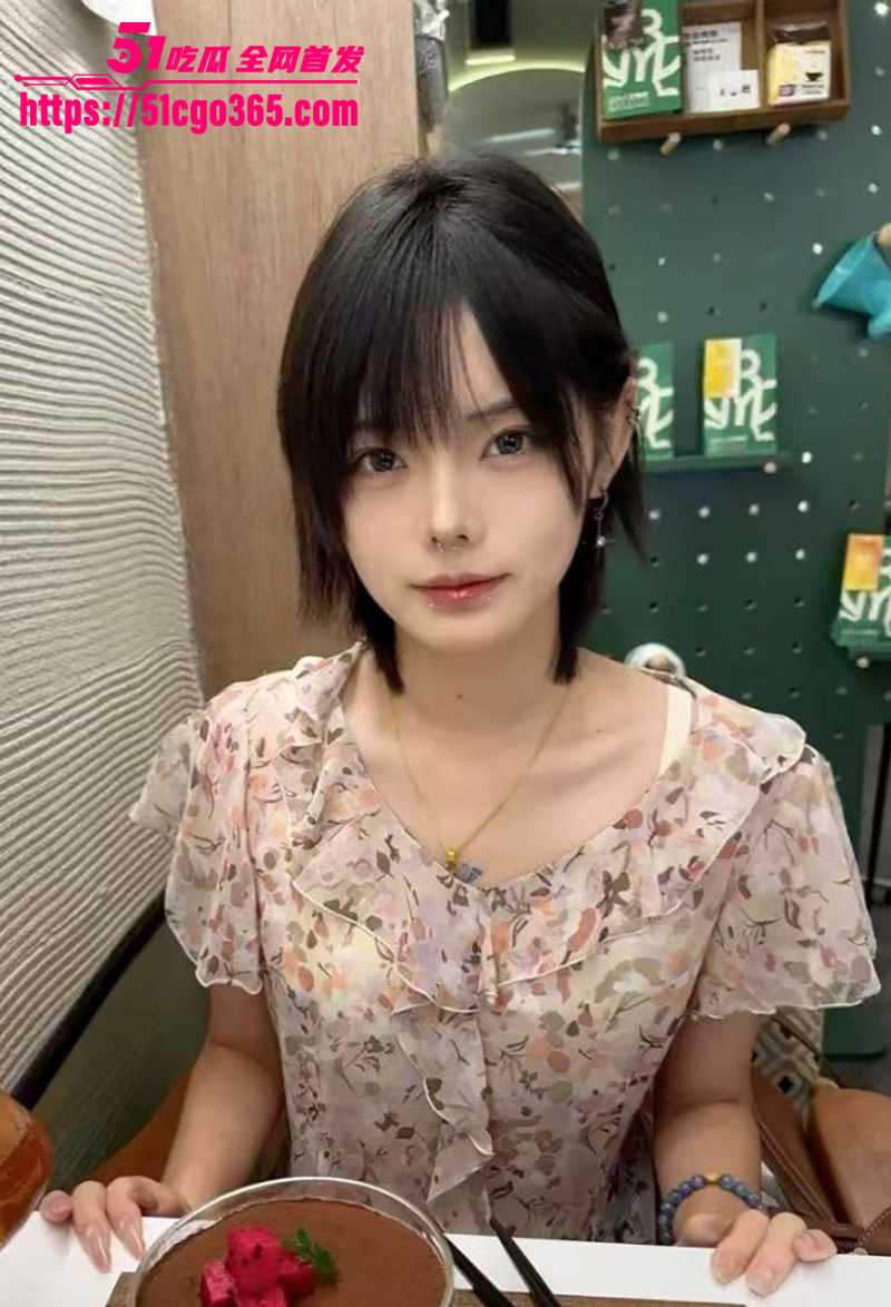 武汉洪山区龙华学院婊子陈雯晶约炮视频流出4拷贝