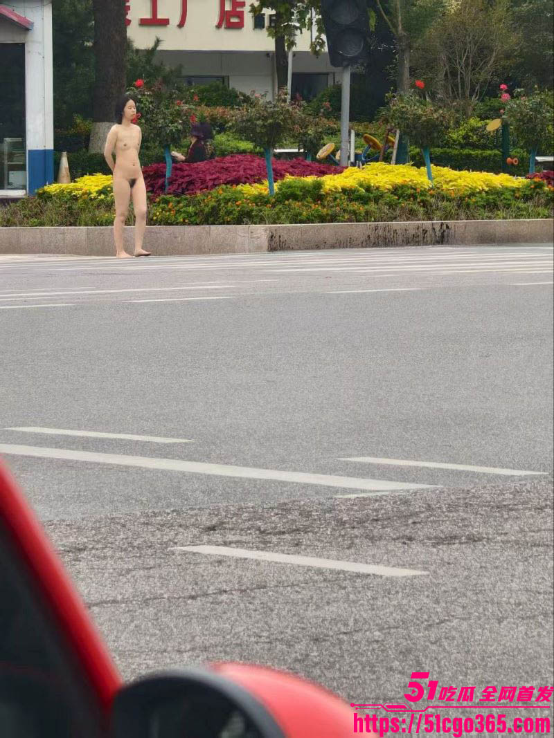 河南商丘神火大道八一路惊现裸体美女 为完成主人任务一丝不挂全裸游荡 黑森林清晰可见 路人目瞪口呆！