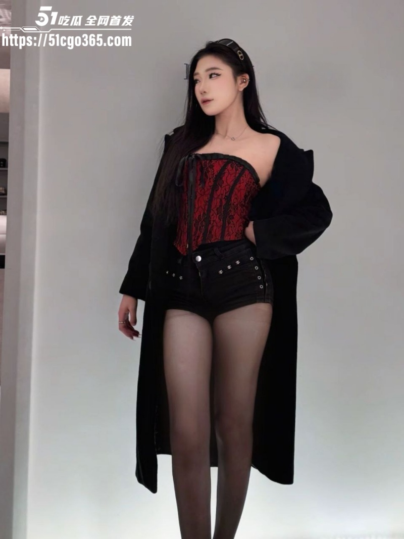 上海骚母狗 李锦怡 在酒店被富二代男友疯狂爆操 大奶乳交娴熟口活一流 无套后入抽插 屁股被打得通红！