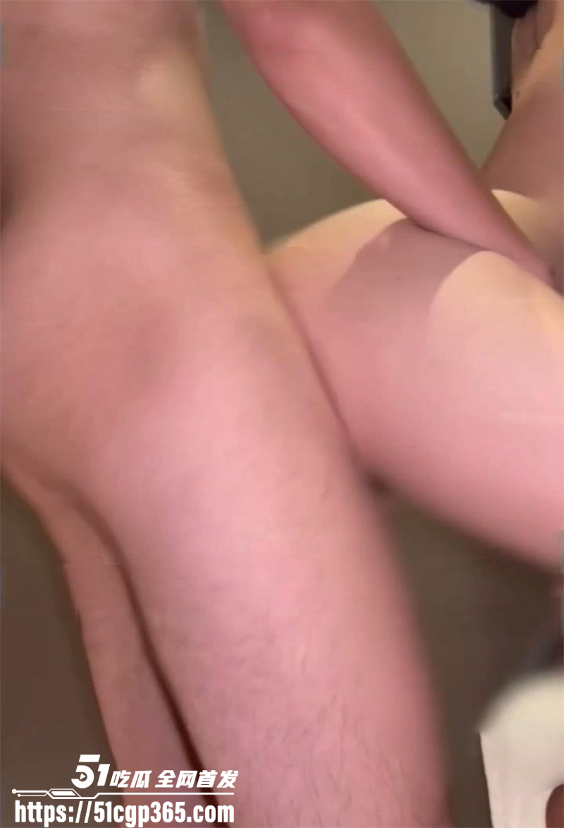 约啪大神我的枪好长顶级神作 忠粉夫妻共侍男神 娇妻献穴玩轮交 男同丈夫玩含屌 变态伉俪齐上阵 共吸肉棒榨精！