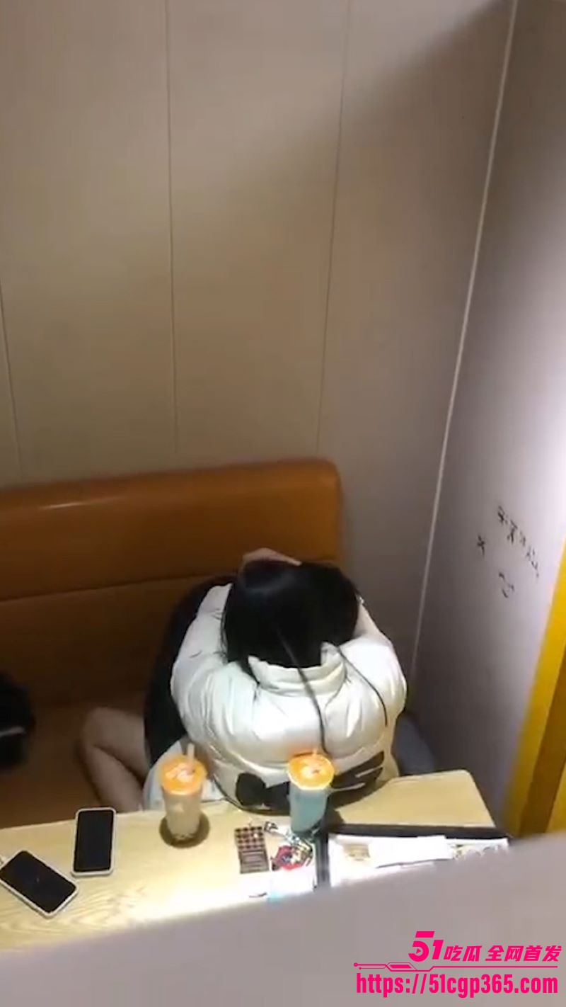饥渴情侣包间上演活春宫 女上位狂野骑乘榨精 翘臀起落汁溅四射 私密空间欲火焚身！