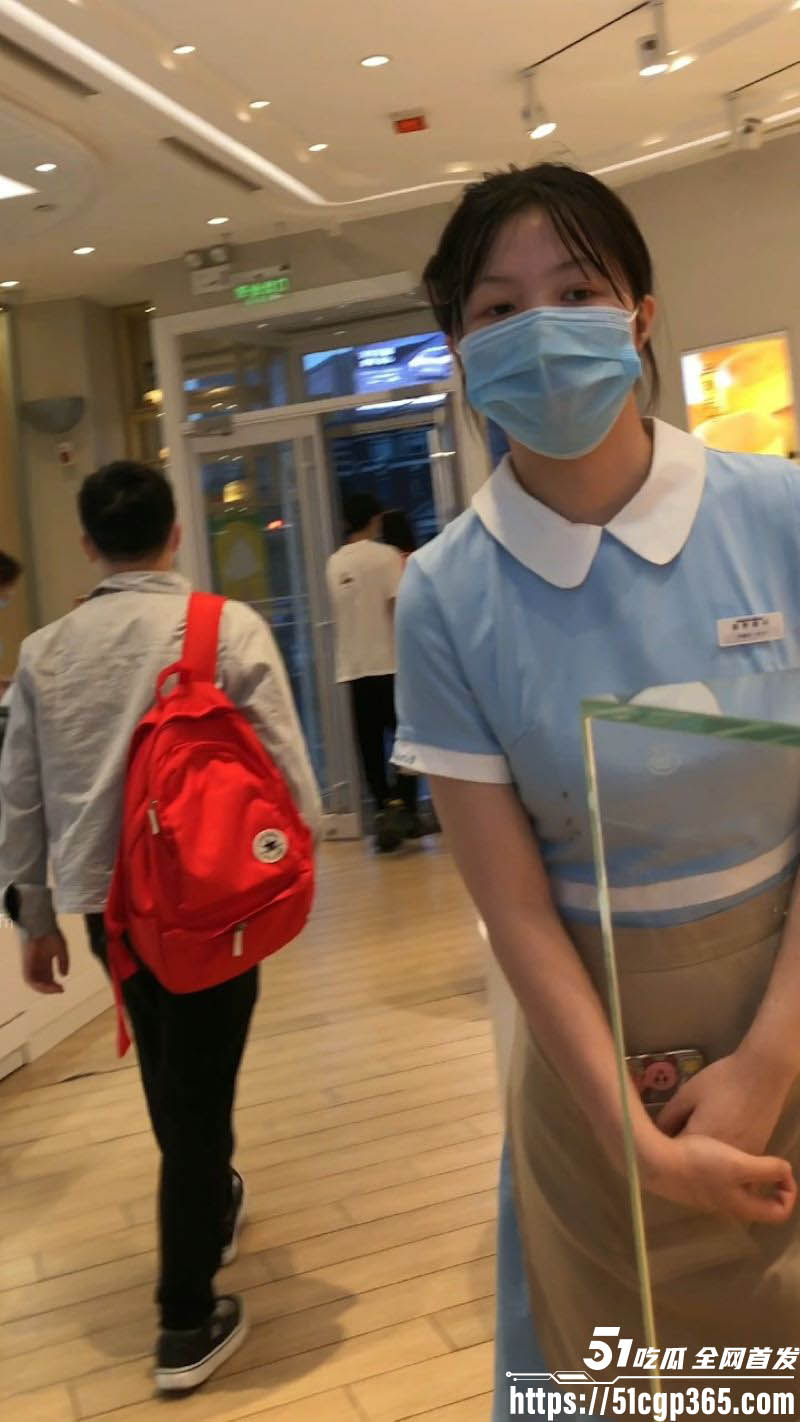 抄底大神偷拍好利来肉丝小姐姐 肉丝翘臀弯腰露沟 极品身材一览无余 甜美脸蛋撩人欲火！
