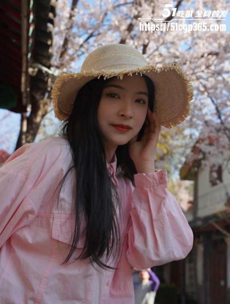 广西南宁反差婊 吴洛丹 和男友性爱自拍流出 撸管手法娴熟 一线天超粉小穴被操到白浆流出！
