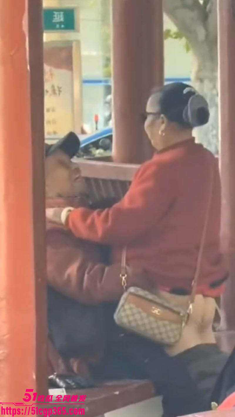大爷大妈白天凉亭开干 3