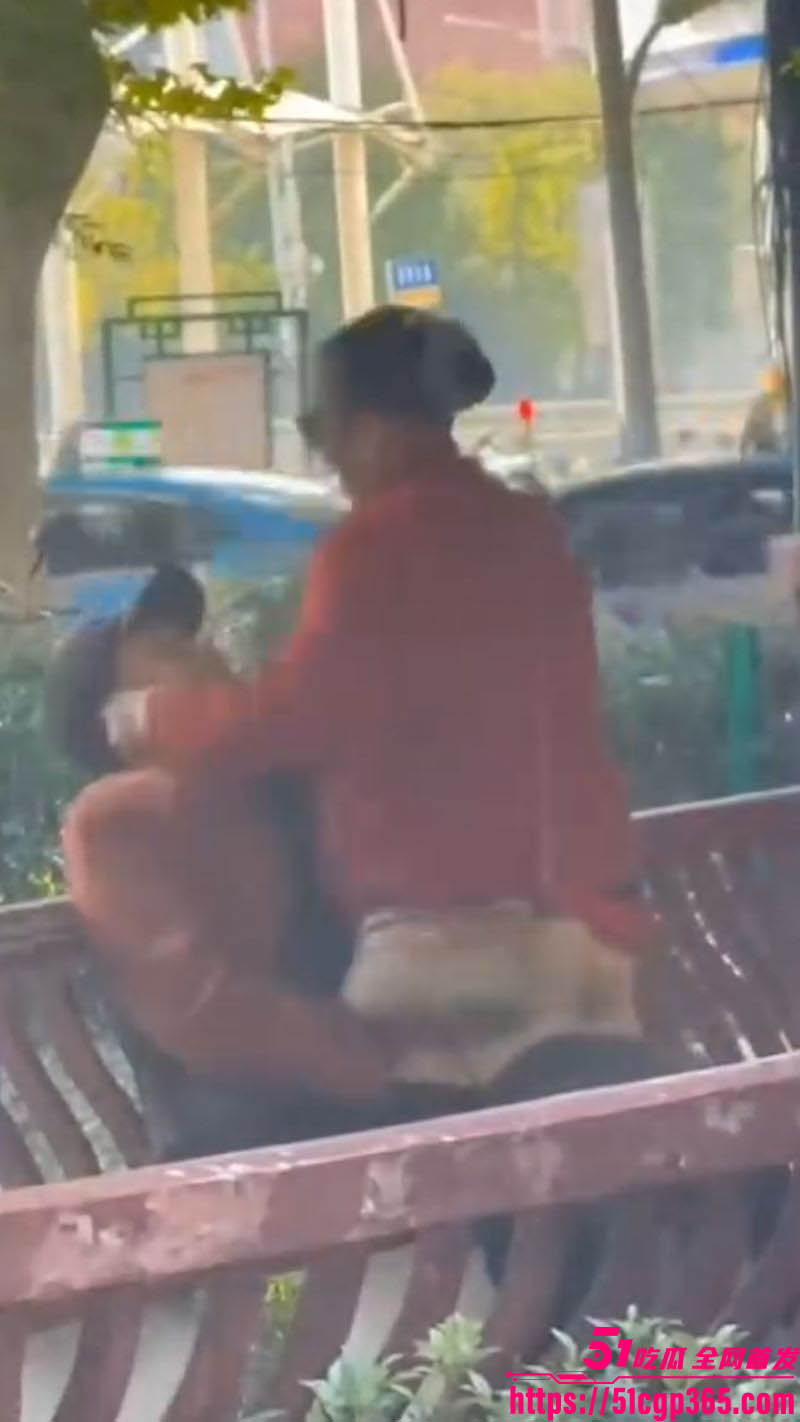 大爷大妈白天凉亭开干 6