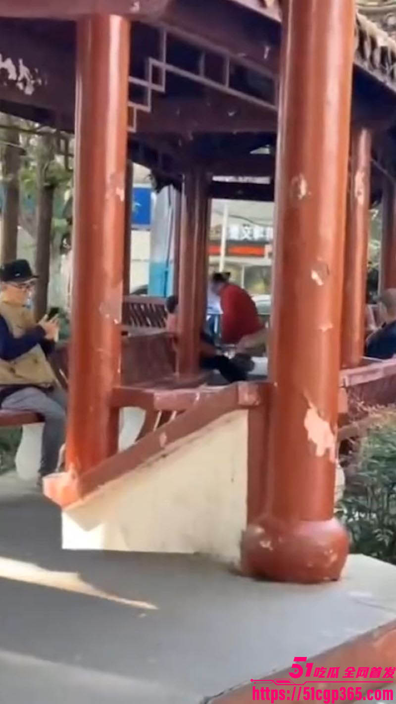 大爷大妈白天凉亭开干 5