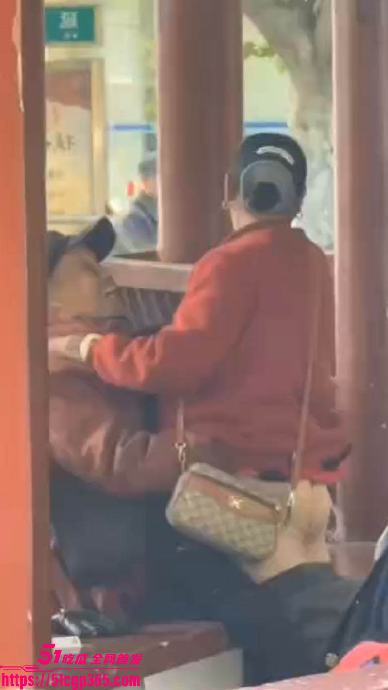 大爷大妈白天凉亭开干 4