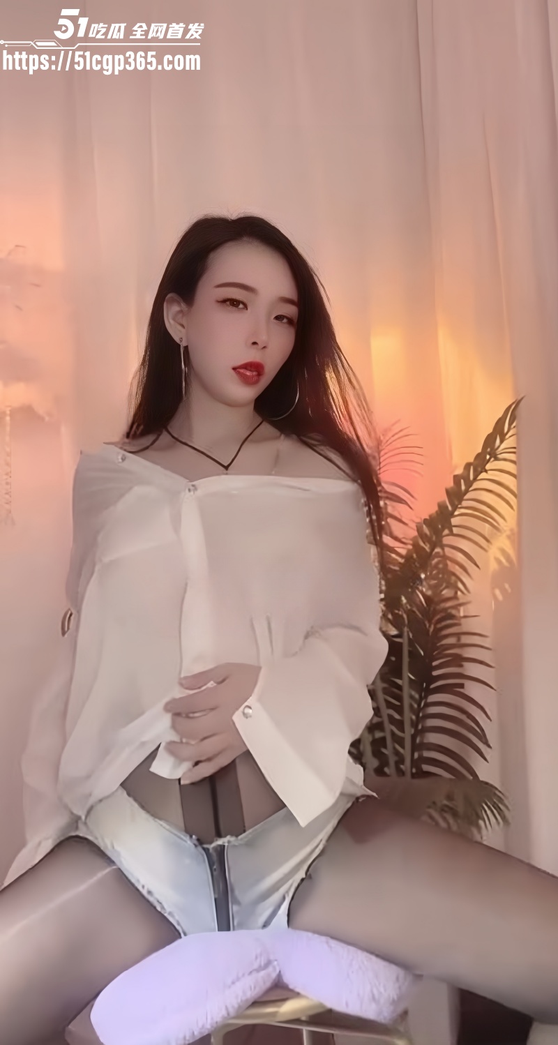 快手骚货熟女网红 我的奶茶呢 各种情趣装抖臀诱惑 无毛蝴蝶美穴 假鸡巴自慰白浆直流！
