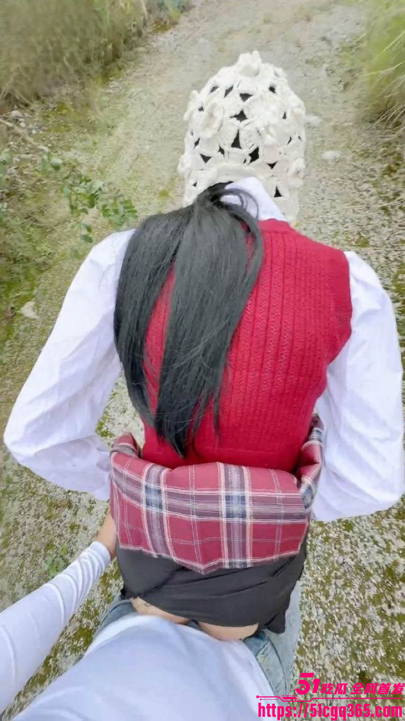 海角乱伦大神 长腿女儿丽丽 新作 工地旁边跟女儿车震 插完逼又插女儿屁眼！