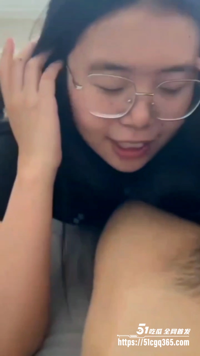 济南大学骚母狗 陈楚怡 做爱视频流出 BBW眼镜妹口交榨精 鲍鱼裹紧鸡巴射满骚穴！