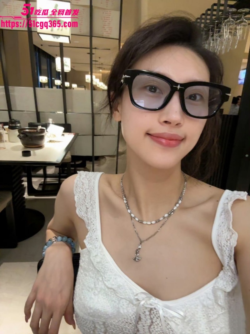 东方演艺集团舞蹈演员 与男友性爱视频泄密 娴熟口技深喉舔屌 女上位骑乘狂操 浓精颜射嘴脸！