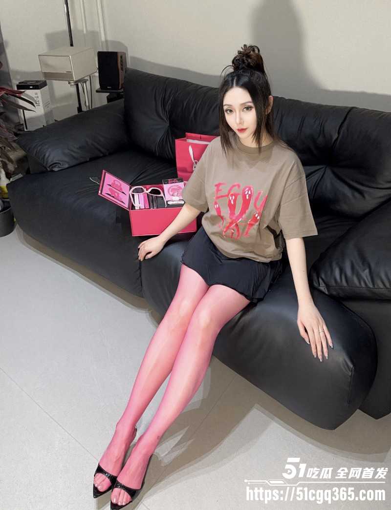 乱伦大神 姐姐的奶味 巨乳姐姐为泄欲 定制侧边开叉裙粉红丝袜 口爆浓精爽到无法自拔！