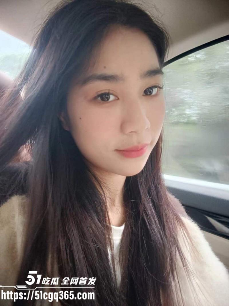 高颜值反差舞蹈生 难以抵抗金钱诱惑 堕落为金主性奴 胯下侍奉爆筋肉棒 口技十分了得！