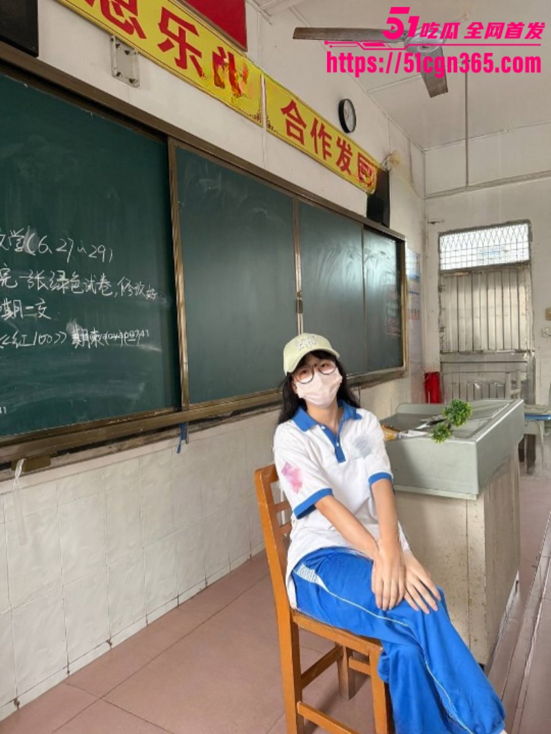 深圳市南山外国语学校 夭夭 下海推特为涨粉教室自慰 假屌狂插无毛嫩穴 女上骑乘淫水四溢 疯狂至极令人震惊！
