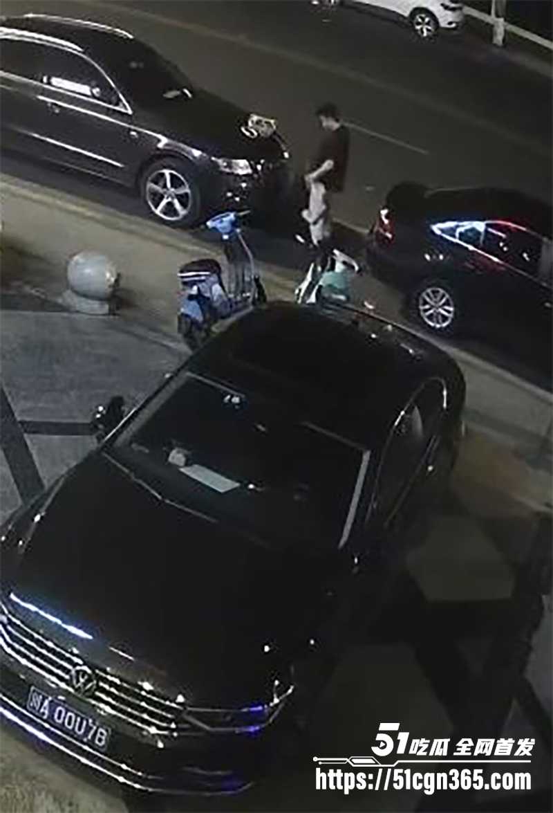 醉酒男女当街野战监控曝光！醉酒女伴遭强行操嘴 挣扎欲逃被薅头扒衣 趴车盖蹶腚被疯狂后入！
