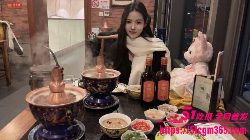 高颜值小姐姐喝酒被灌后酒店3P狂欢 4