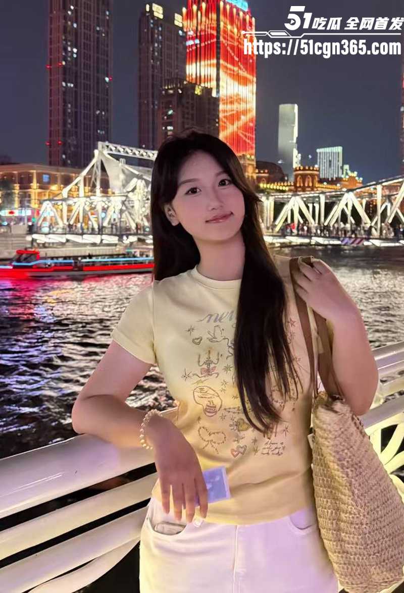 安徽反差婊 魏景瑶 约炮成瘾擅长口交深喉 最爱无套内射 录露脸吸吮挨操淫片 衣服都不脱就坐屌狂摇！