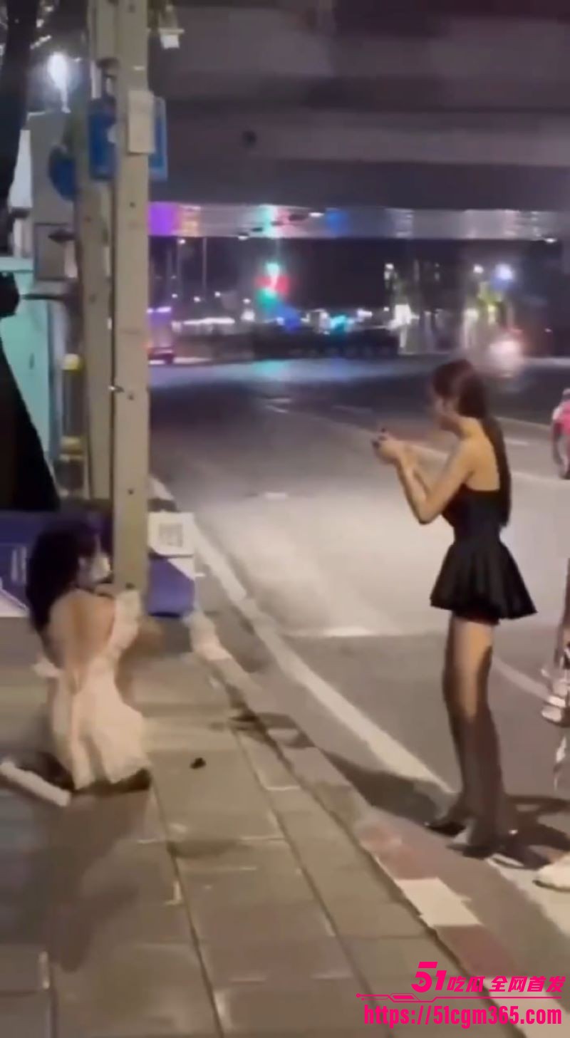 广东街头小仙女爬行调教！清纯美女变淫荡母狗 翘臀塞尾巴路边爬行 车来车往竟毫不在意！