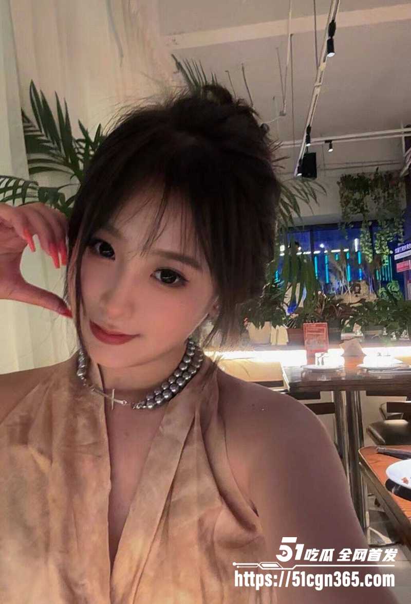 重庆小美女 王妍欣 颜值堪比幼版杨幂 私下穿JK黑丝约炮后入 舔蛋撸管榨精 花活淫技赛东莞！