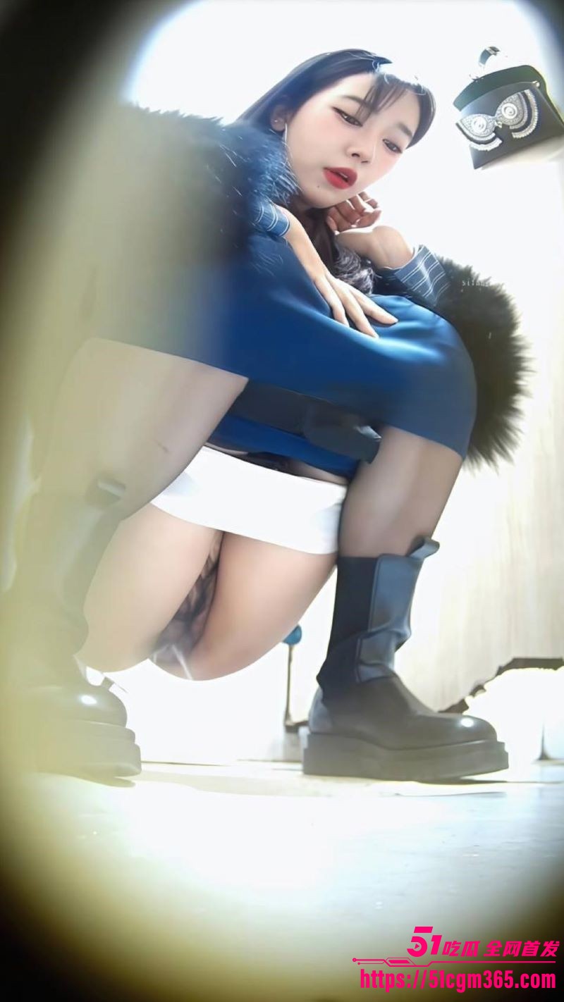 厕拍大神潜入女厕偷拍 4