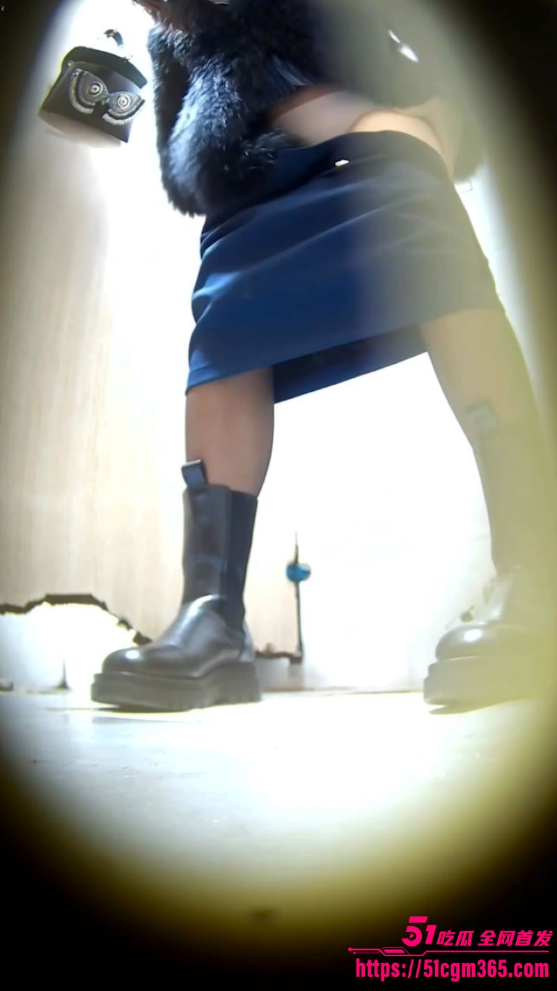 厕拍大神潜入女厕偷拍 6