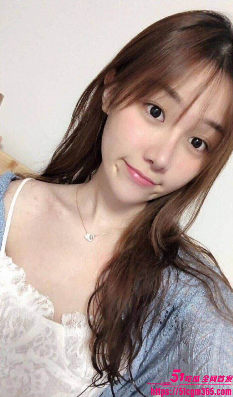 A站肥宅晒女友甜美合照翻车 网友扒出骚母狗媚黑属性 早期被主人调教视频曝光 黑屌塞满骚穴！