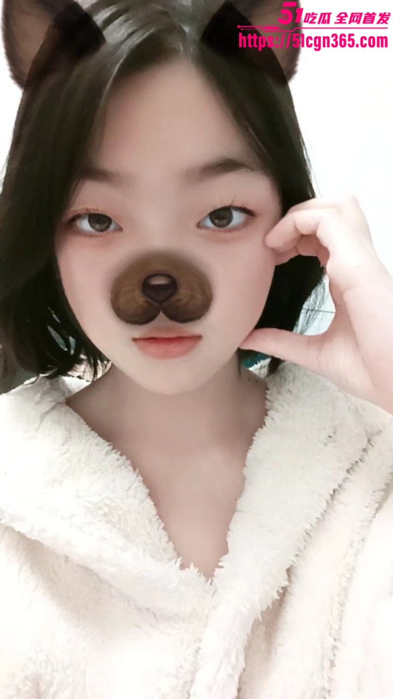 广东深圳学生妹 朱学怡 被金主包养做爱视频流出 翘臀撅起后入爆操 淫叫骚语连连 极致反差撩人欲火！