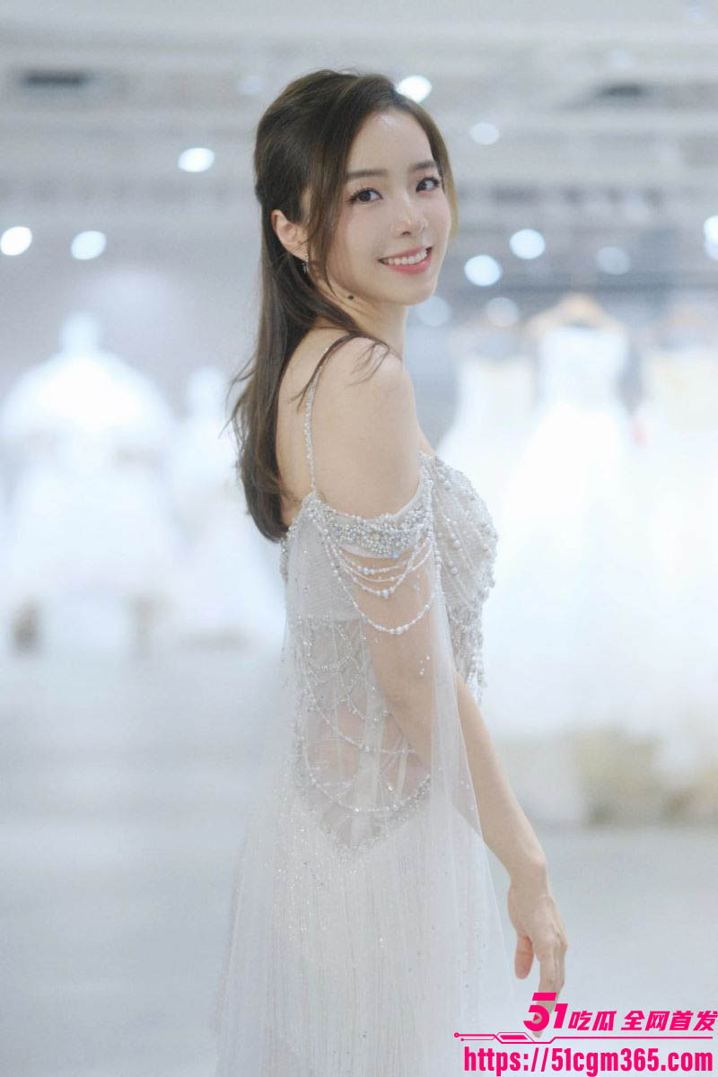 电竞女神 余霜 与管泽元修成正果 透明婚纱下葡萄清晰可见 AI换脸视频曝光被男优各种狂干娇躯痉挛！