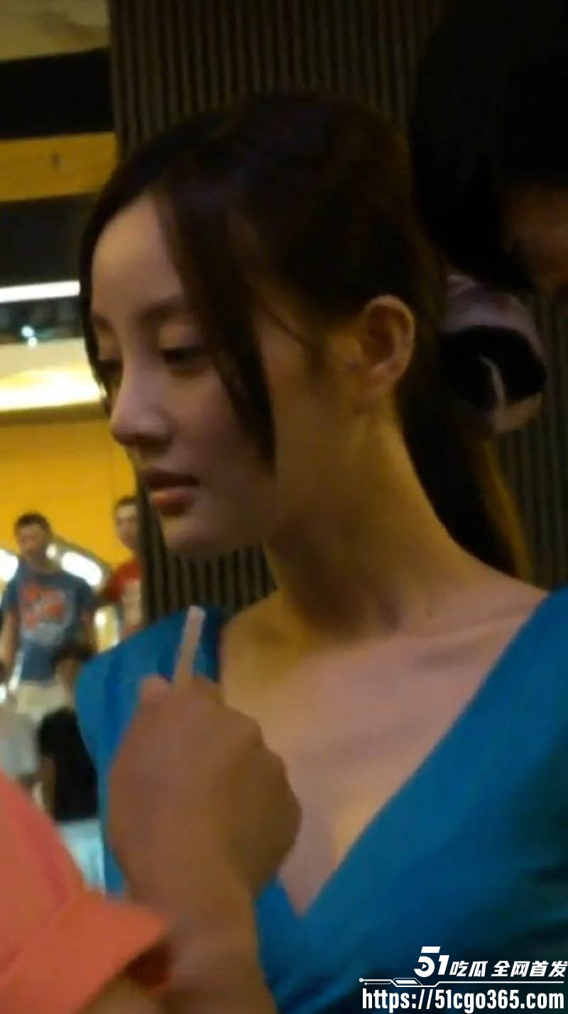 大神竟抄底偷拍李小璐 深蓝包臀裙炸场 北京商场摇曳S曲线 蜂腰翘臀沟壑深邃 熟女风情撩爆！