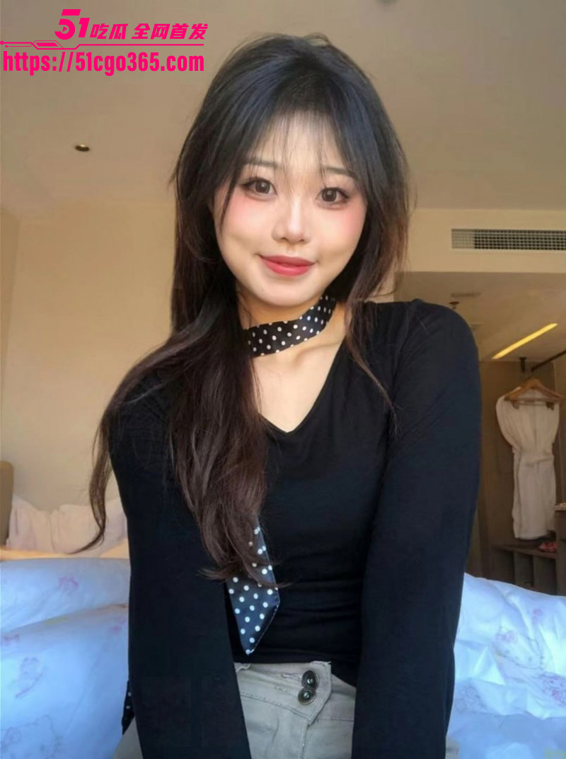 超反差舞蹈系女神 被绿帽男友分享曝光 肥臀美乳胴体肉感十足 清纯外表下藏匿狂野淫姿！