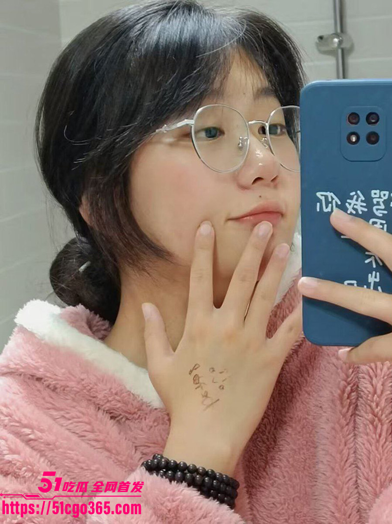 广东佛山大学生 表面单纯可爱实则闷骚至极 兔呼平台约炮 骚逼紧致狂夹炮友大屌 直接无套内射！