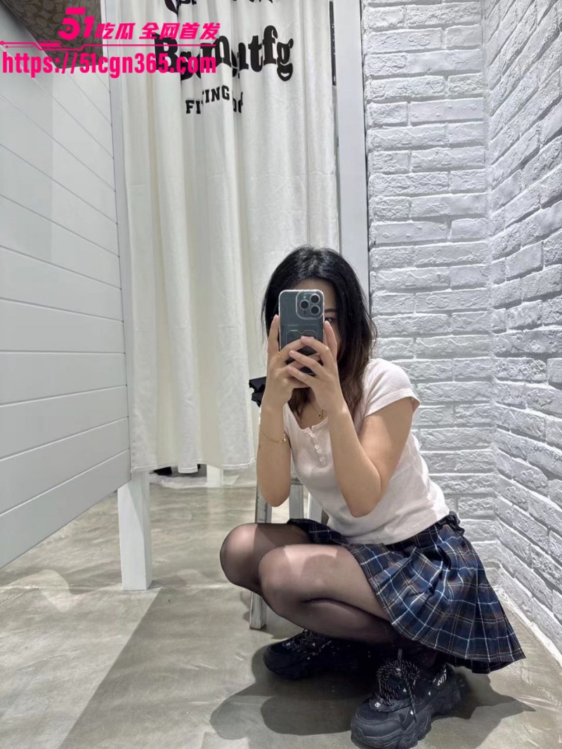 重庆拜金女S调教男M 网上到处聊骚寻找男奴 线下约出到酒店各种玩弄后反被爆操！